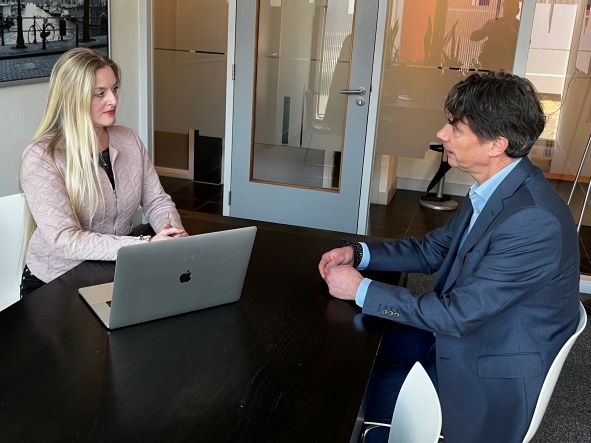 Floris en Anneke in overleg met elkaar over plan van aanpak